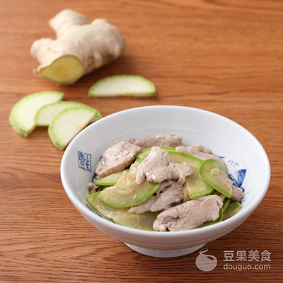 在家中怎么制作美味的西葫芦炒肉片，肉片炒西葫芦怎么做好吃（西葫芦炒猪肉的做法）