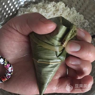 碱水粽子的做法和配料，广西碱水粽子的做法和配料（碱水粽子的做法和配料比例）