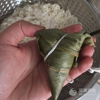 碱水粽子的做法和配料，广西碱水粽子的做法和配料（碱水粽子的做法和配料比例）