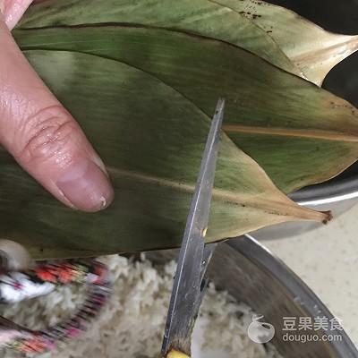 碱水粽子的做法和配料，广西碱水粽子的做法和配料（碱水粽子的做法和配料比例）