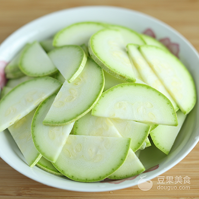 在家中怎么制作美味的西葫芦炒肉片，肉片炒西葫芦怎么做好吃（西葫芦炒猪肉的做法）