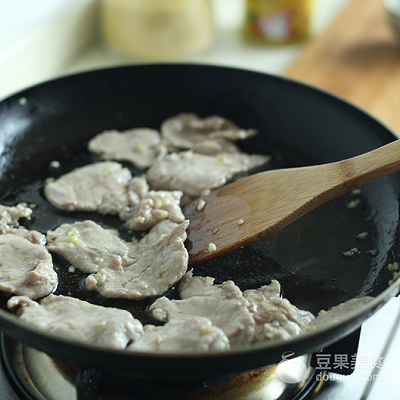 在家中怎么制作美味的西葫芦炒肉片，肉片炒西葫芦怎么做好吃（西葫芦炒猪肉的做法）