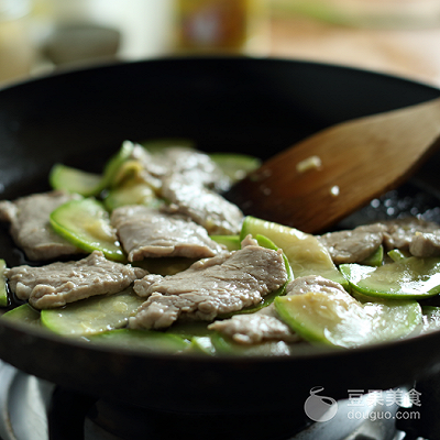 在家中怎么制作美味的西葫芦炒肉片，肉片炒西葫芦怎么做好吃（西葫芦炒猪肉的做法）
