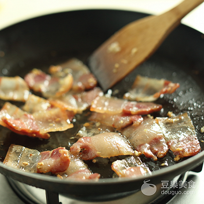 炒荷兰豆怎么做，炒荷兰豆怎么做好吃窍门（荷兰豆炒腊肉的做法）