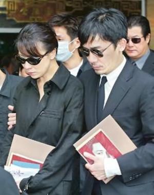 在哥哥张国荣追悼会上,刘嘉玲也是哭得一度不能自已.2003年