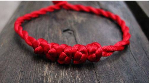 在本命年戴红绳的风水讲究，本命年戴红绳的禁忌（本命年的朋友都过来）