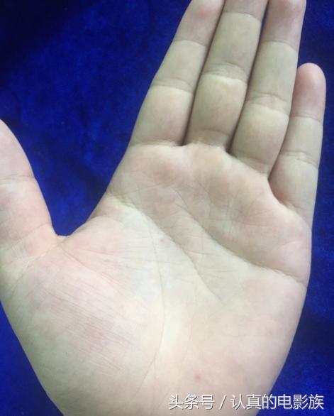 手这处出现十字纹暗示能大富大贵，手掌上有十字纹代表啥意思（有未卜先知的神力）