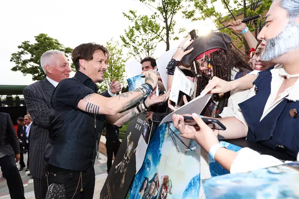 加勒比海盗男主角，加勒比海盗2女主角为什么直接知道要去龟岛（《加勒比海盗》人物这么多）