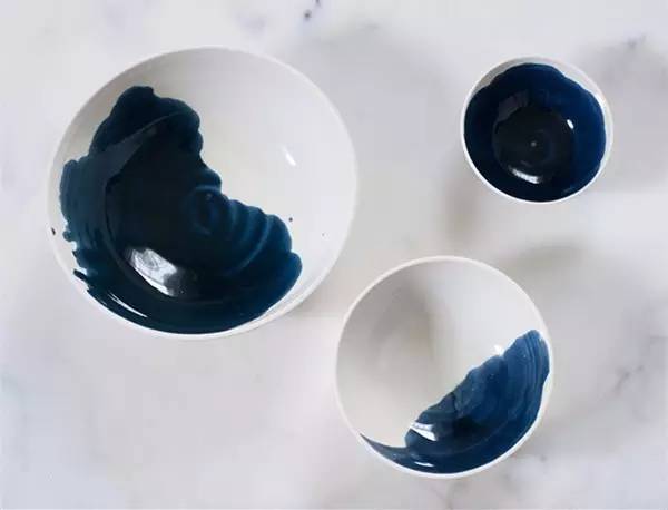 白色衣服变黄变暗如何漂白，白色衣服变黄怎么漂白（白衣服放久发黄不用愁）