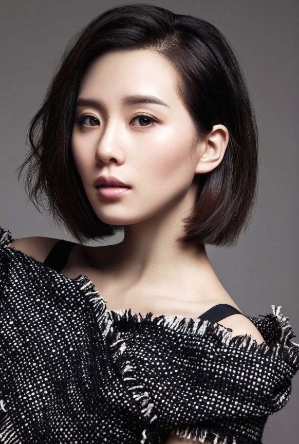 刘诗诗,刘诗诗的面相也不错,五官协调自然,下巴圆润,鼻子高挺,额头