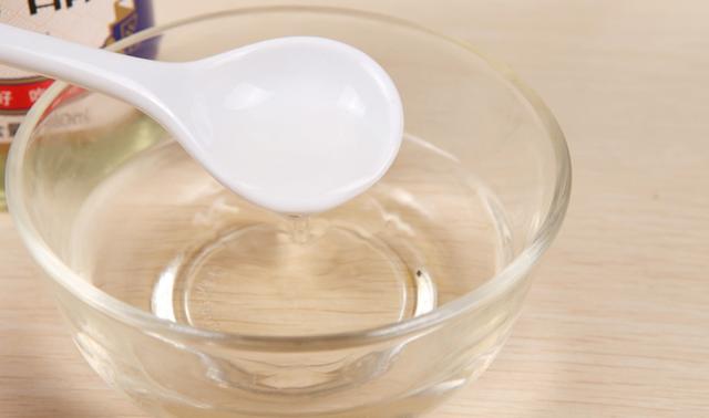 白色衣服变黄变暗如何漂白，白色衣服变黄怎么漂白（白衣服放久发黄不用愁）