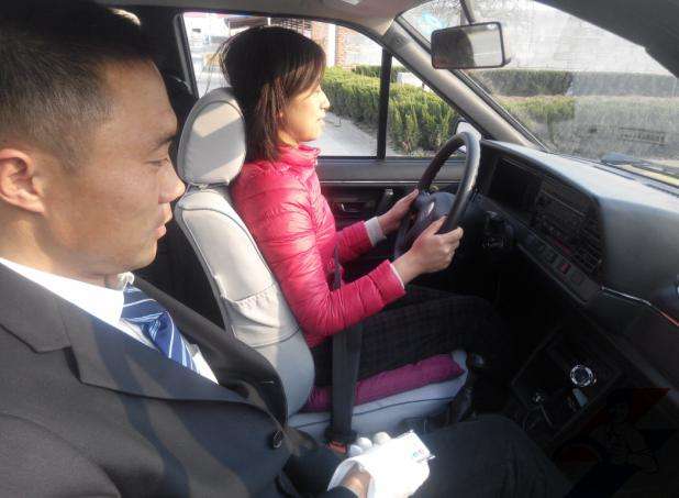 教练证怎么考，健身教练证怎么考（汽车教练月入过万艳福不浅）