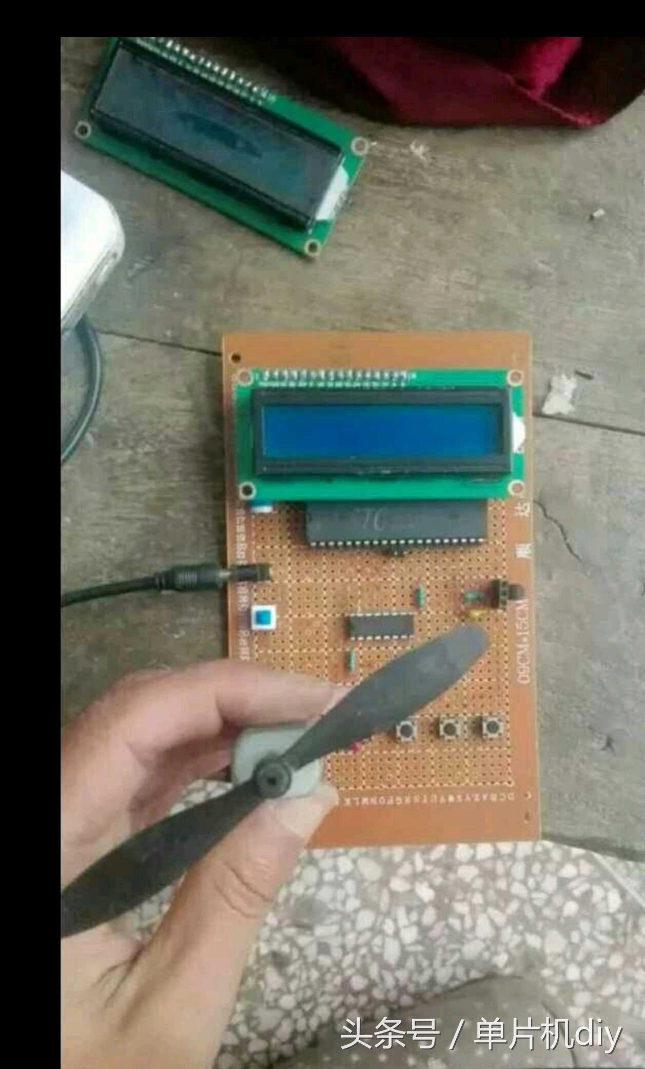 基于单片机的智能风扇 玩具上的废旧电机千万别扔，做个单片机控制的智能风扇吧