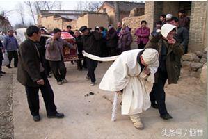 女人梦见办丧事的场面，女人梦见自己家办丧事是什么预兆（为什么梦里会出现在办丧事的情景呢）