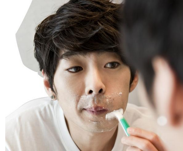  刮胡子的正确方法，刮胡子记住5个窍门