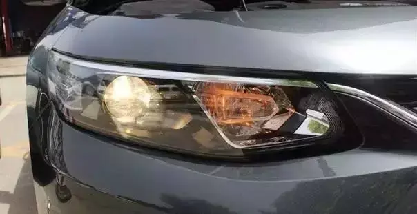 怎样知道自己的车灯有没有透镜，怎么看汽车大灯是不是带透镜（大灯百科你造多少）