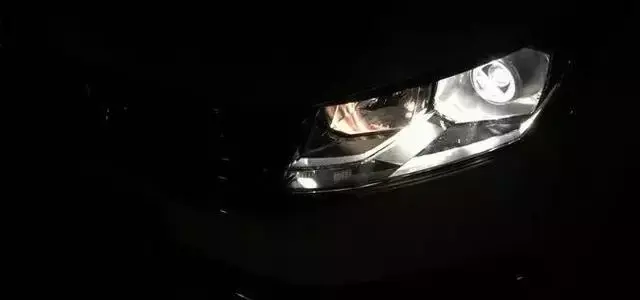 怎样知道自己的车灯有没有透镜，怎么看汽车大灯是不是带透镜（大灯百科你造多少）
