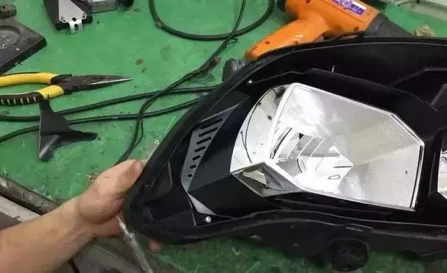 怎样知道自己的车灯有没有透镜，怎么看汽车大灯是不是带透镜（大灯百科你造多少）