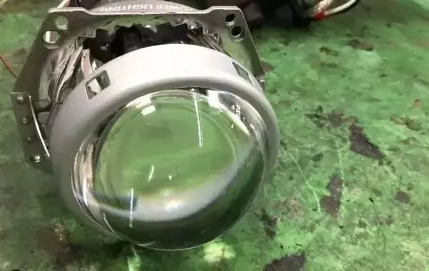 怎样知道自己的车灯有没有透镜，怎么看汽车大灯是不是带透镜（大灯百科你造多少）