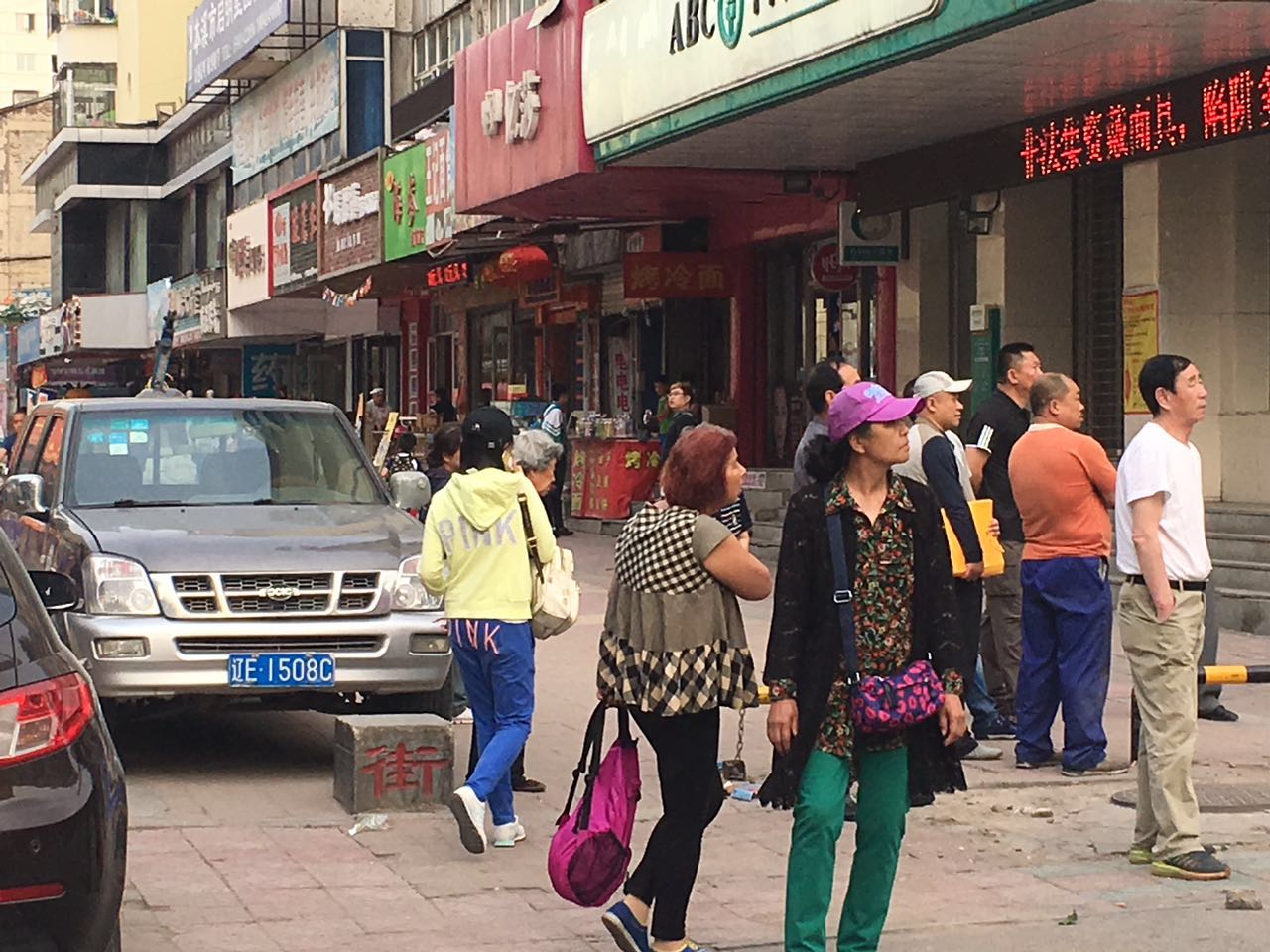 为什么空心的老树还能活，一棵空心老树为什么还能活着和生长（六十多年的老树究竟什么原因就这样被无情的筏了）