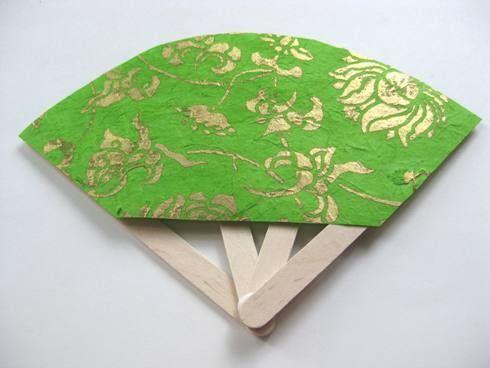 如何用彩纸做圆形扇子，如何用彩纸做圆形扇子视频（孩子暑期手工制作—纸扇）