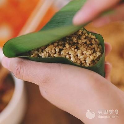 鲜肉粽子的做法，鲜肉粽子的家常做法（好吃到飞起的肉粽子）