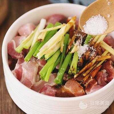 鲜肉粽子的做法，鲜肉粽子的家常做法（好吃到飞起的肉粽子）