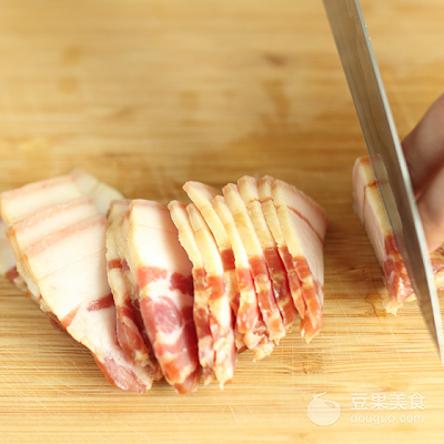 炒荷兰豆怎么做，炒荷兰豆怎么做好吃窍门（荷兰豆炒腊肉的做法）