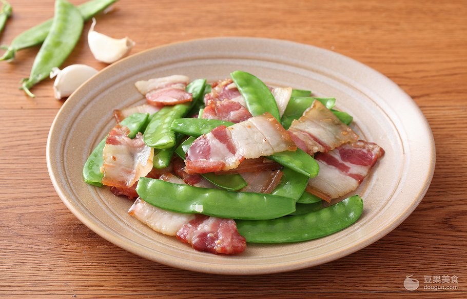 炒荷兰豆怎么做，炒荷兰豆怎么做好吃窍门（荷兰豆炒腊肉的做法）