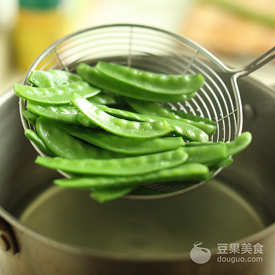 炒荷兰豆怎么做，炒荷兰豆怎么做好吃窍门（荷兰豆炒腊肉的做法）