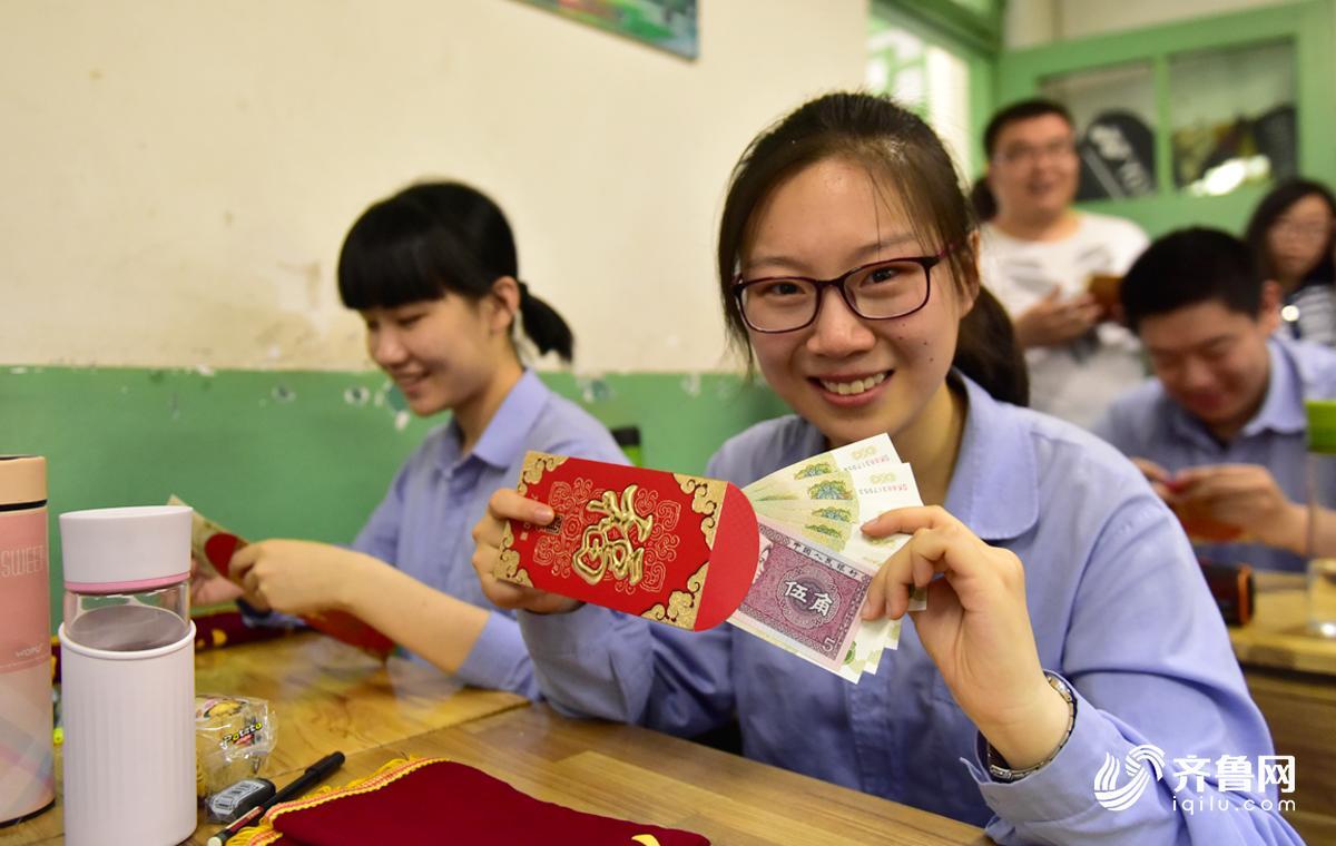 高考应该发多少钱红包，高考红包发多少合适（高三班主任发红包送全班考生）