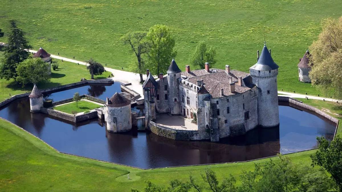 孟德斯鸠简介，孟德斯鸠是什么（世界上的一切都不是黑白分明的）