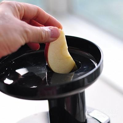 用苹果怎么做美食，用苹果怎么做美食简单好吃的（苹果黄瓜汁的做法）