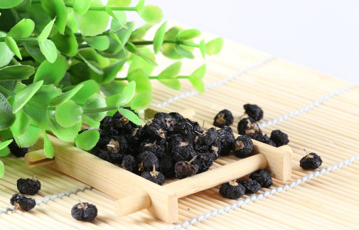 枸杞保质期一般多久，枸杞保质期（黑枸杞放久了还能吃吗）