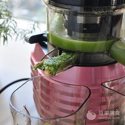 用苹果怎么做美食，用苹果怎么做美食简单好吃的（苹果黄瓜汁的做法）