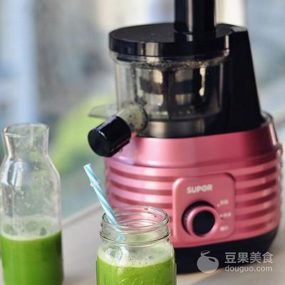 用苹果怎么做美食，用苹果怎么做美食简单好吃的（苹果黄瓜汁的做法）