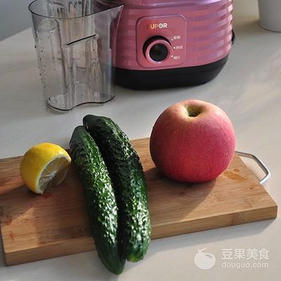 用苹果怎么做美食，用苹果怎么做美食简单好吃的（苹果黄瓜汁的做法）