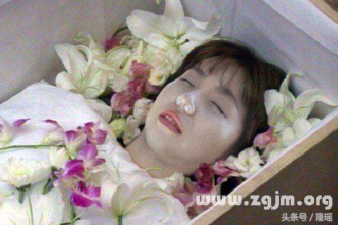 梦见人去世了什么预兆，梦见活着的亲人死去（根据周公解梦）