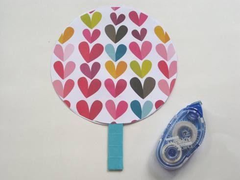 如何用彩纸做圆形扇子，如何用彩纸做圆形扇子视频（孩子暑期手工制作—纸扇）