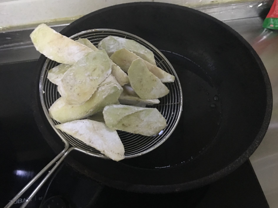 脆皮茄子卷的做法，裹上一层熬好的热汁