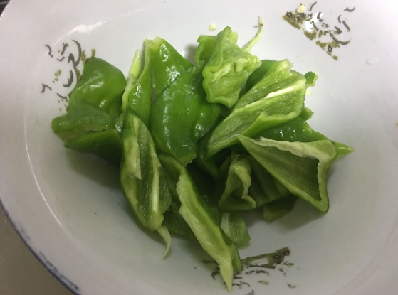 脆皮茄子卷的做法，裹上一层熬好的热汁