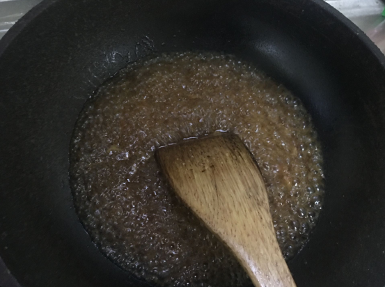 脆皮茄子卷的做法，裹上一层熬好的热汁