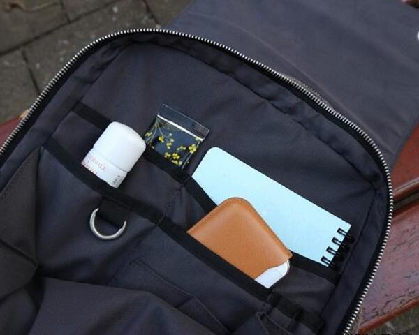 双肩背包女旅行包样式繁多让众多女性走向成熟之路，女款旅行休闲双肩背包（千篇一律中清新脱俗的女士双肩背包）