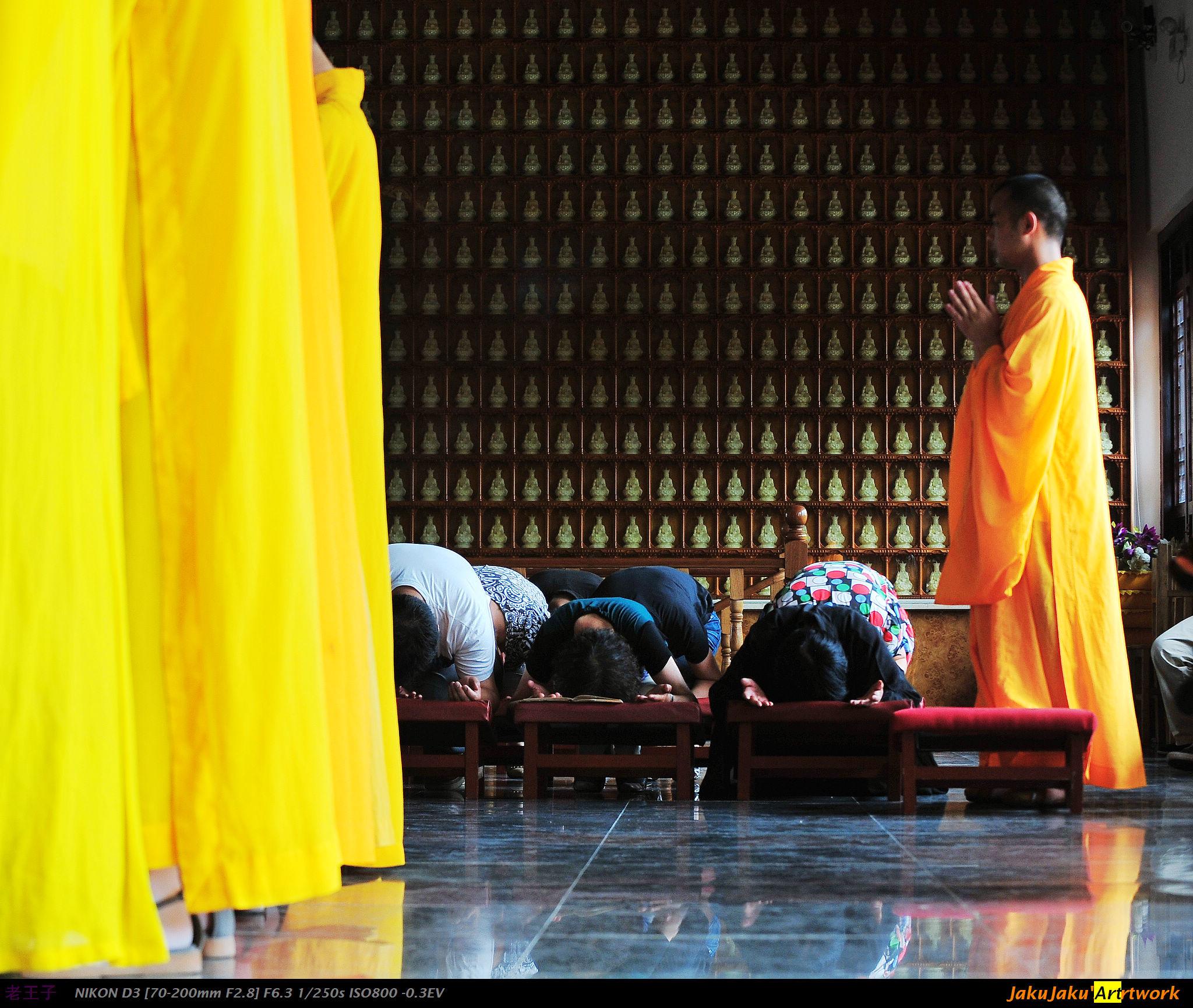 拜佛烧香有哪些礼仪和步骤,佛门礼仪跪拜(佛教文化:拜佛应知的礼仪)