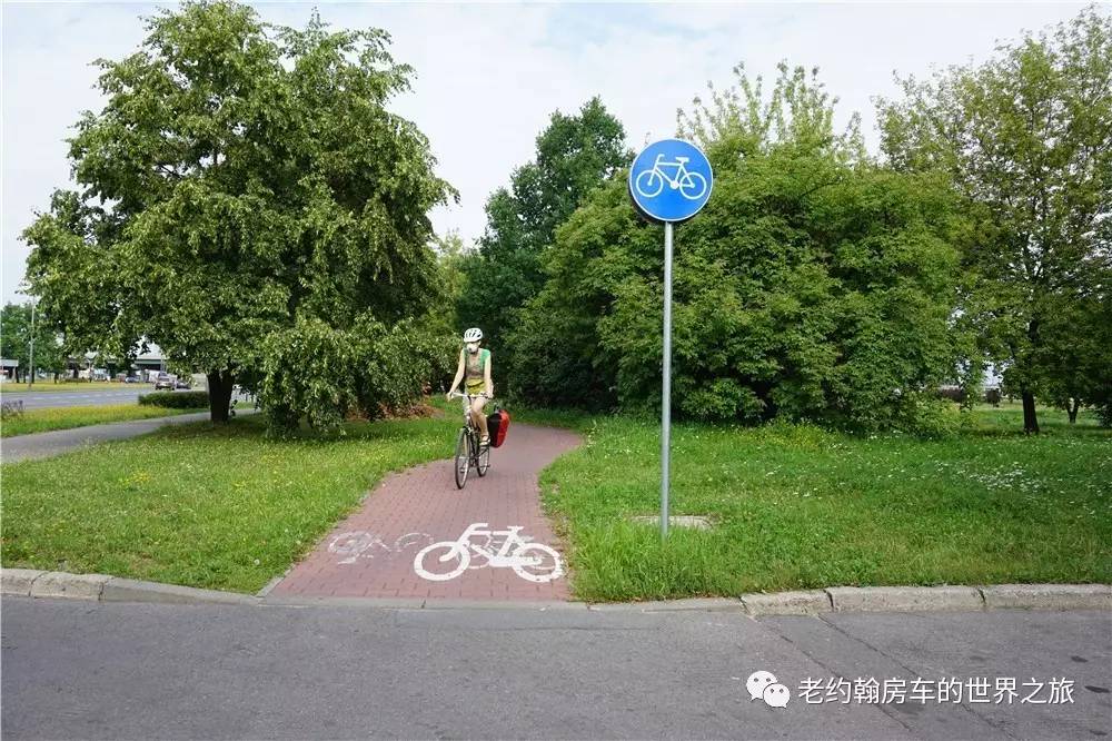 poland是哪个国家，poland是哪里（开着房车去欧洲丨曾经饱经战火、如今凤凰涅槃的波兰首都-华沙）