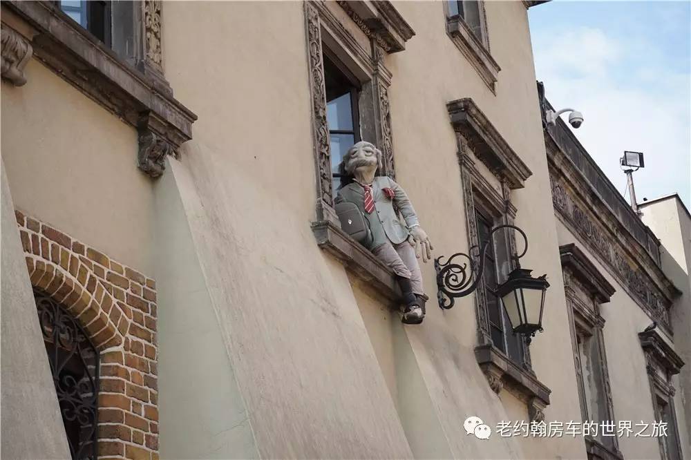 poland是哪个国家，poland是哪里（开着房车去欧洲丨曾经饱经战火、如今凤凰涅槃的波兰首都-华沙）