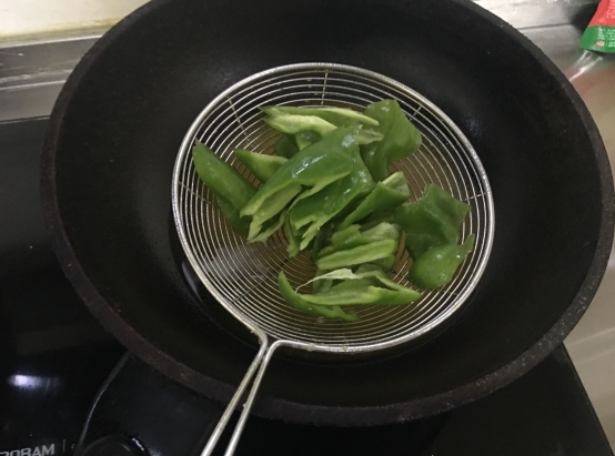 脆皮茄子卷的做法，裹上一层熬好的热汁