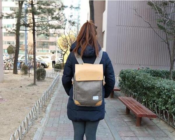 双肩背包女旅行包样式繁多让众多女性走向成熟之路，女款旅行休闲双肩背包（千篇一律中清新脱俗的女士双肩背包）