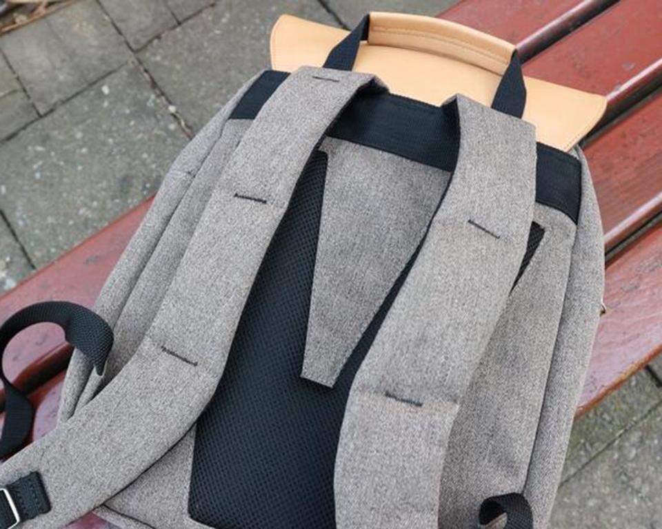 双肩背包女旅行包样式繁多让众多女性走向成熟之路，女款旅行休闲双肩背包（千篇一律中清新脱俗的女士双肩背包）