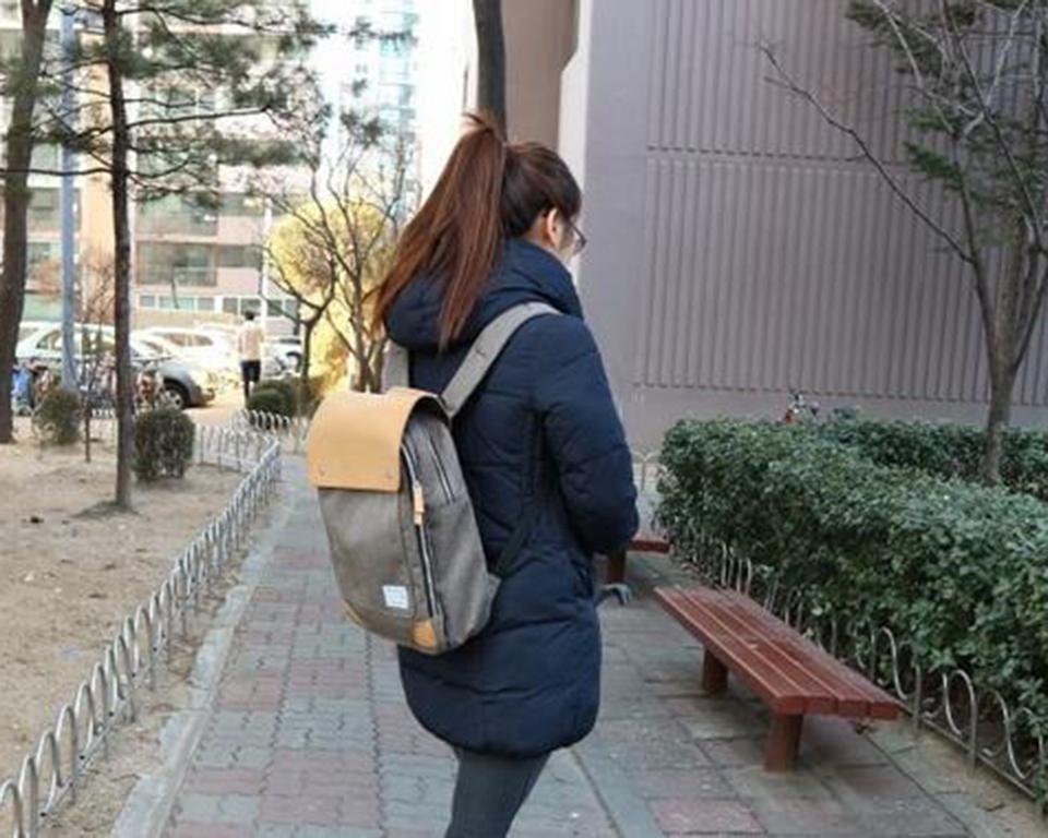 双肩背包女旅行包样式繁多让众多女性走向成熟之路，女款旅行休闲双肩背包（千篇一律中清新脱俗的女士双肩背包）